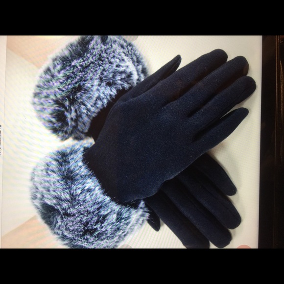 Touchscreen gloves with fur - Picture 1 of 1